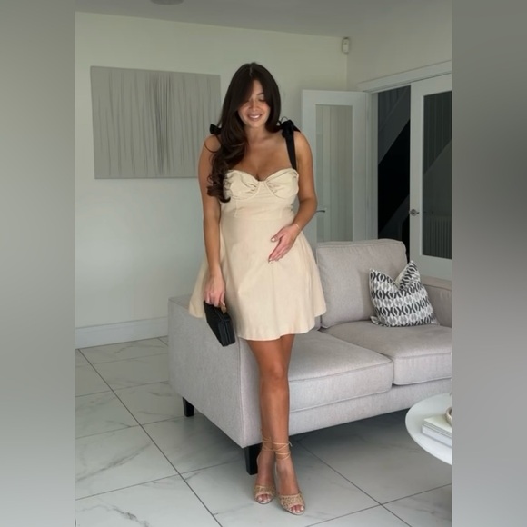 ZARA BLOGGERS’ FAVORITE RUFFLED MINI DRESS - Picture 9 of 16